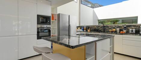 Cafetera y tetera, refrigerador, microondas y horno