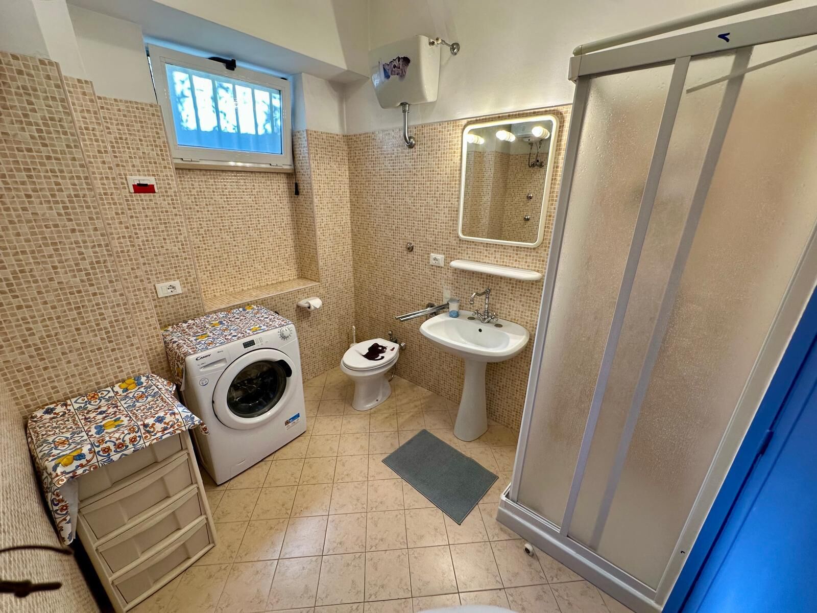 Een douche, een haardroger, handdoeken, toiletpapier
