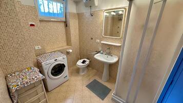 Een douche, een haardroger, handdoeken, toiletpapier