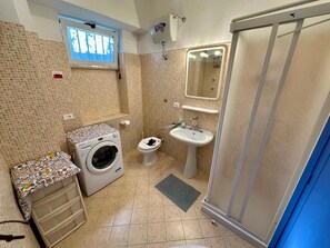 Shower, hair dryer, towels, toilet paper - Cozy vacation home ideal for families (Ischia)