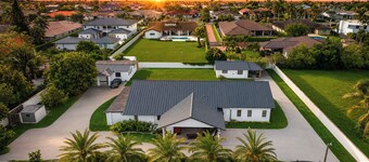 Luxury 4BR Villa Hot Tubs Billiard & Private Gym, your private entertainment.