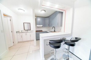 Private kitchen - Luxury 4BR Villa Hot Tubs Billiard & Private Gym, your private entertainment. (Miami)