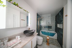 Dusche, Whirlpool, Haartrockner, Bidet