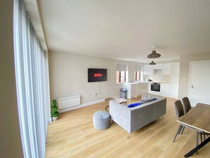 Living area - Charming Beckenham Apartment with Private Balcony (Beckenham)