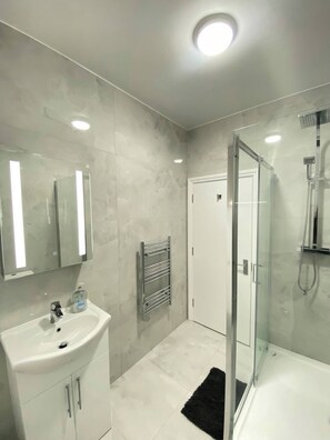 Bathroom - Charming Beckenham Apartment with Private Balcony (Beckenham)
