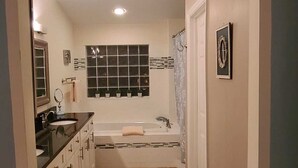 Secadora de cabello, toallas, jabón, papel de baño 