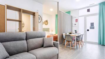 شقة (Two-Bedroom Apartment) | مساحة عمل للكمبيوتر المحمول وواي فاي مجانًا وملاءات أسرّة