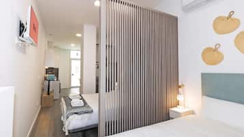 Une chambre d’hôtel moderne équipée d’un lit, d’une table de chevet et d’une cloison.