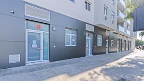 Un edificio moderno con puertas numeradas, probablemente un hotel o complejo de apartamentos.