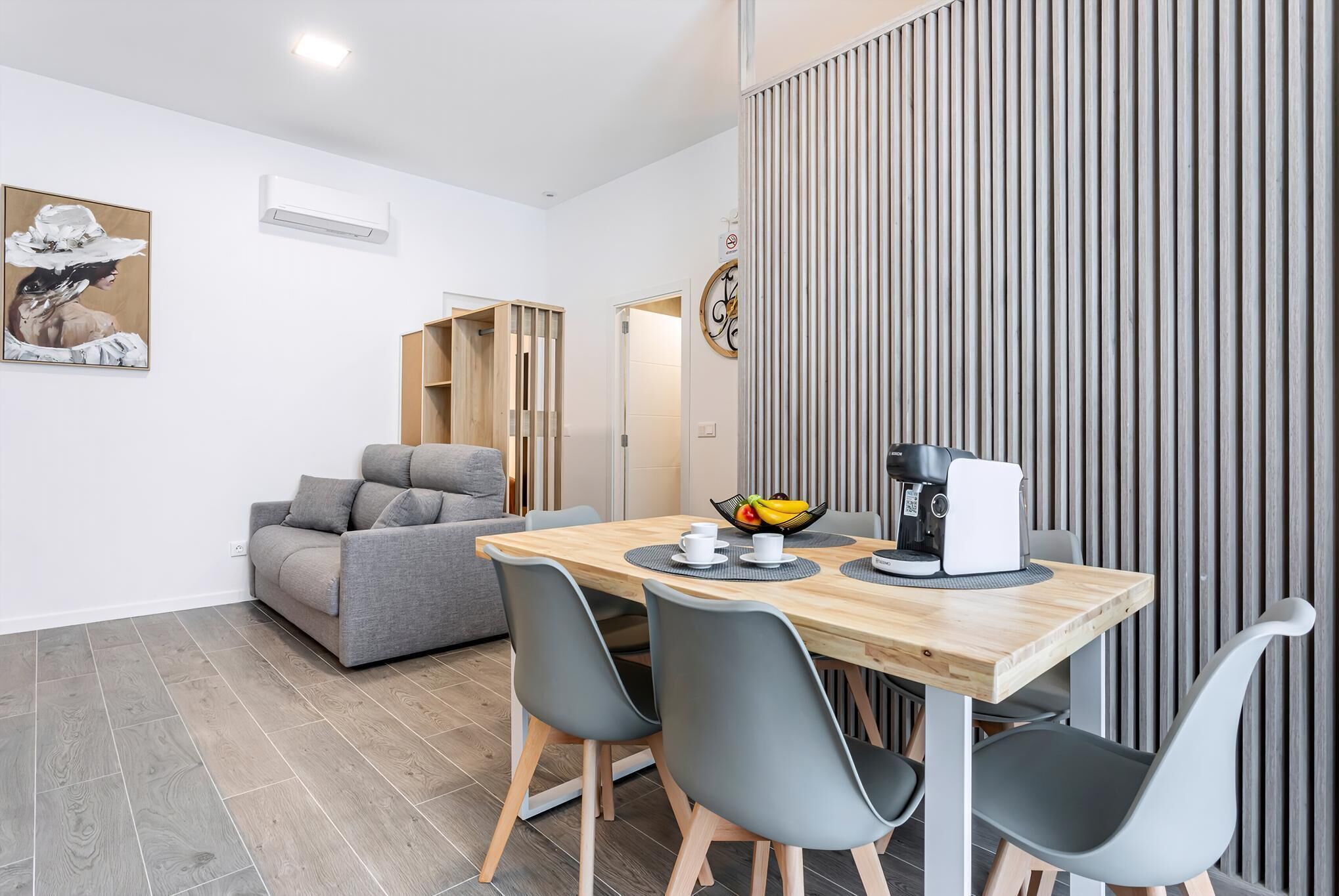 Apartment (Two-Bedroom Apartment) | Laptopgeeigneter Arbeitsplatz, kostenloses WLAN, Bettwäsche