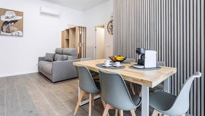 アパートメント (Two-Bedroom Apartment) | ノートパソコン用作業スペース、WiFi (無料)、ベッドシーツ