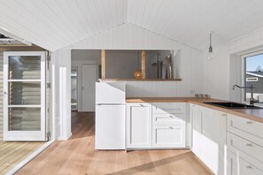Fridge, oven, stovetop, dishwasher - Cozy holiday home close to nature and beach (Grevinge)