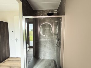 Bathroom - With views over the water, within walking distance of the beach and close to the Veluwe  the perfect setting for nature, relaxation and outdoor activities. (Giesbeek)