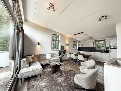 With views over the water, within walking distance of the beach and close to the Veluwe  the perfect setting for nature, relaxation and outdoor activities.