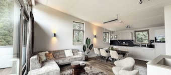 With views over the water, within walking distance of the beach and close to the Veluwe the perfect setting for nature, relaxation and outdoor activities.