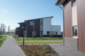 Exterior - With views over the water, within walking distance of the beach and close to the Veluwe  the perfect setting for nature, relaxation and outdoor activities. (Giesbeek)