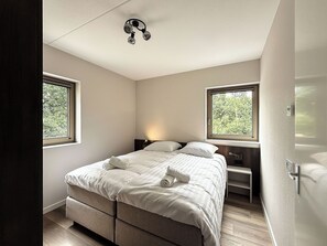 Room - With views over the water, within walking distance of the beach and close to the Veluwe  the perfect setting for nature, relaxation and outdoor activities. (Giesbeek)