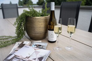 Outdoor dining - Holiday home by the water (4–6 persons), pets allowed, with a rooftop terrace and views over the Rhederlaag.<br>Enjoy peace, nature, and comfort within walking distance of the beach. Close to the Posbank and ideal for walkers and cyclists. (Giesbeek)