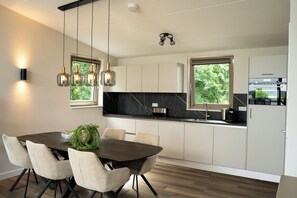 Dining - Holiday home by the water (4–6 persons), pets allowed, with a rooftop terrace and views over the Rhederlaag.<br>Enjoy peace, nature, and comfort within walking distance of the beach. Close to the Posbank and ideal for walkers and cyclists. (Giesbeek)