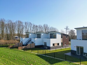 Exterior - Holiday home by the water (4–6 persons), pets allowed, with a rooftop terrace and views over the Rhederlaag.<br>Enjoy peace, nature, and comfort within walking distance of the beach. Close to the Posbank and ideal for walkers and cyclists. (Giesbeek)