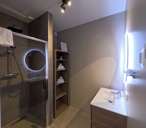 Bathroom - Detached luxury waterfront villa for 8 people with panoramic views, a rooftop terrace, and within walking distance of the beach at the Rhederlaag. Enjoy peace, nature, and comfort near the Posbank, ideal for families and groups of friends. (Giesbeek)