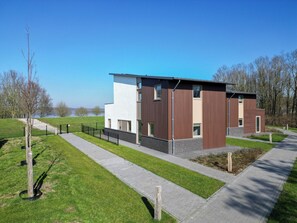 Exterior - Detached luxury waterfront villa for 8 people with panoramic views, a rooftop terrace, and within walking distance of the beach at the Rhederlaag. Enjoy peace, nature, and comfort near the Posbank, ideal for families and groups of friends. (Giesbeek)