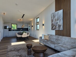 Smart TV - Detached luxury waterfront villa for 8 people with panoramic views, a rooftop terrace, and within walking distance of the beach at the Rhederlaag. Enjoy peace, nature, and comfort near the Posbank, ideal for families and groups of friends. (Giesbeek)