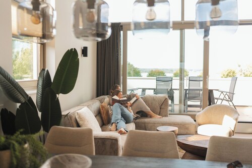 Dijkhoek:  charming holiday home on the dike, pet-friendly, with a fenced garden and just a short walk from the beach. The perfect place for a relaxing and carefree stay.