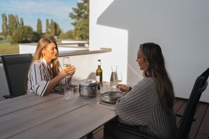Outdoor dining - Dijkhoek:  charming holiday home on the dike, pet-friendly, with a fenced garden and just a short walk from the beach. The perfect place for a relaxing and carefree stay. (Giesbeek)