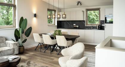 Experience the ultimate holiday feeling in a stylish waterfront holiday home, with the beach within walking distance.<br>Located close to the Hoge Veluwe National Park and the beautiful Posbank – ideal for nature lovers, hikers, and cyclists.