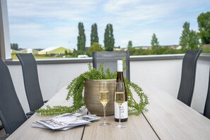 Outdoor dining - Experience the ultimate holiday feeling in a stylish waterfront holiday home, with the beach within walking distance.<br>Located close to the Hoge Veluwe National Park and the beautiful Posbank – ideal for nature lovers, hikers, and cyclists. (Giesbeek)