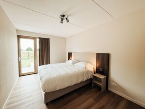 Room - Experience the ultimate holiday feeling in a stylish waterfront holiday home, with the beach within walking distance.<br>Located close to the Hoge Veluwe National Park and the beautiful Posbank – ideal for nature lovers, hikers, and cyclists. (Giesbeek)