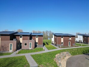 Exterior - Experience the ultimate holiday feeling in a stylish waterfront holiday home, with the beach within walking distance.<br>Located close to the Hoge Veluwe National Park and the beautiful Posbank – ideal for nature lovers, hikers, and cyclists. (Giesbeek)