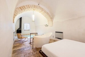 Free WiFi, bed sheets - Casa Delia: A characteristic and welcoming apartment located in the historic center of Ostuni, with Free WI-FI. (Ostuni)