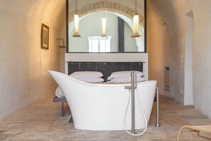 Free WiFi, bed sheets - Casa Delia: A characteristic and welcoming apartment located in the historic center of Ostuni, with Free WI-FI. (Ostuni)