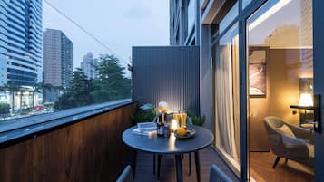 Quarto casal superluxo, sacada, vista para a cidade | Roupas de cama premium, edredons de pluma