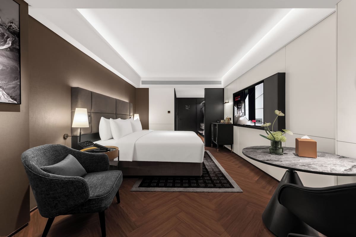 Luxury-Doppelzimmer, Balkon, Stadtblick | Schreibtisch, laptopgeeigneter Arbeitsplatz, schallisolierte Zimmer