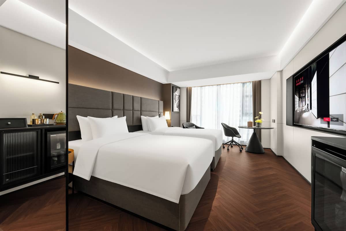 Comfort-Doppel- oder -Zweibettzimmer, Stadtblick | Schreibtisch, laptopgeeigneter Arbeitsplatz, schallisolierte Zimmer