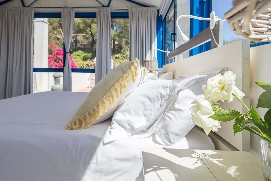 Estudio (Standard Studio) | Espacio para trabajar con un portátil y ropa de cama