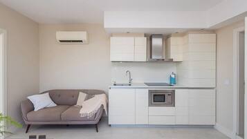 Espacio para trabajar con laptop y ropa de cama