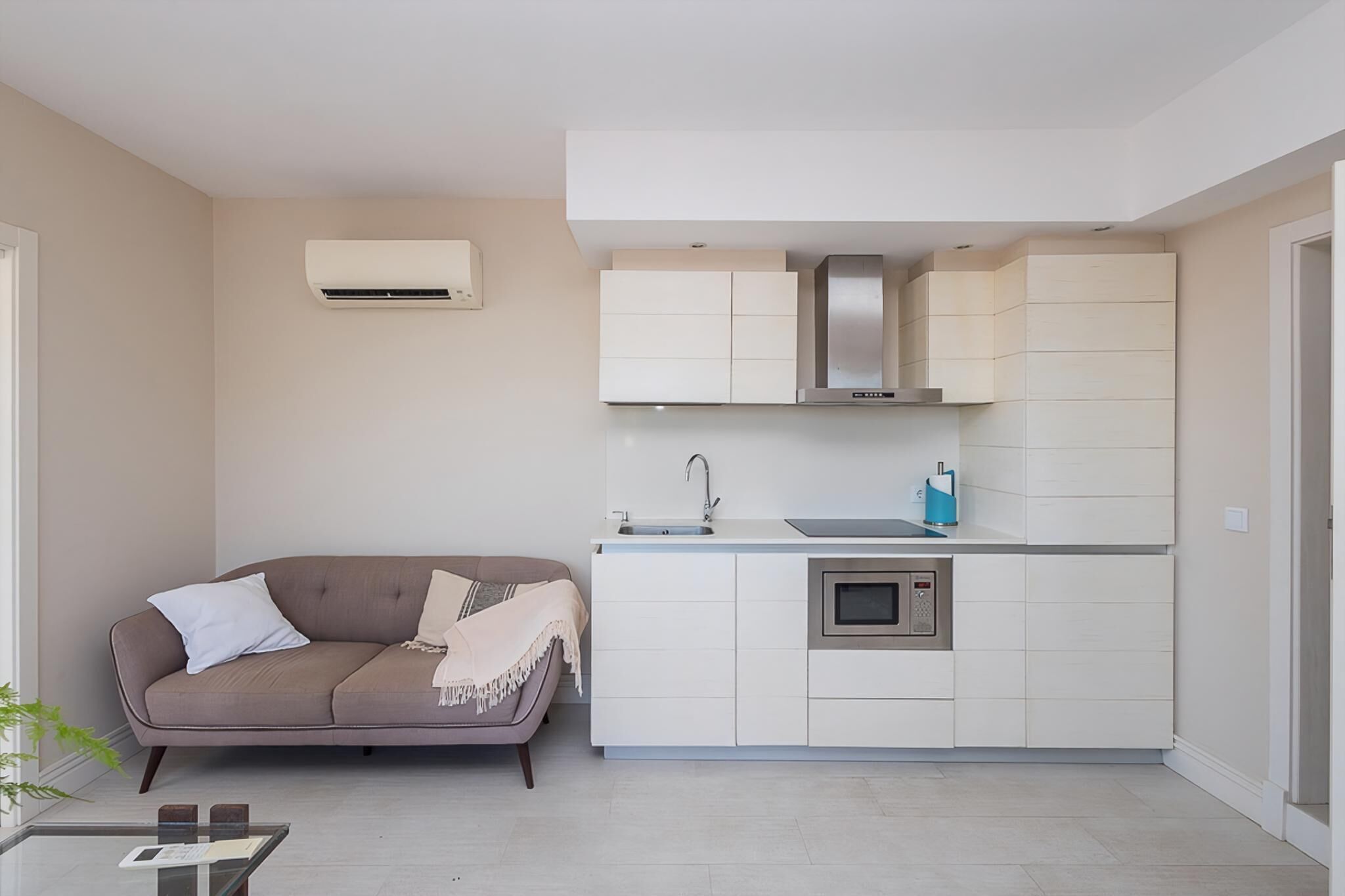 Espacio para trabajar con laptop y ropa de cama 