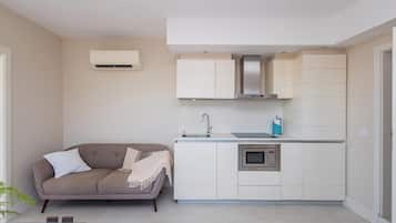 Espacio para trabajar con laptop y ropa de cama