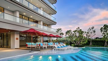 Una piscina al aire libre