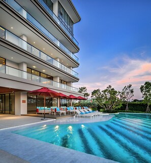 Una piscina al aire libre