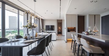 Un comedor moderno con una mesa larga, sillas y un jarrón de flores.