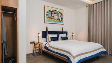 Luxury Studio Suite, Smoking | Peti besi dalam bilik, meja, ruang kerja komputer riba