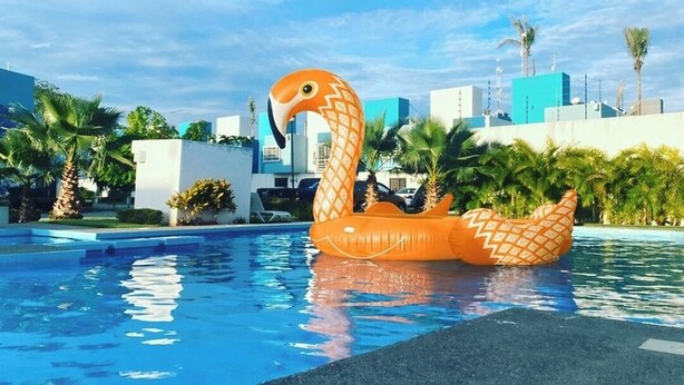 A swimming pool with an inflatable snake float. - Mareva Dreams · A safe and welcoming place (San Clemente de Lima)