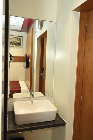 Bathroom - Suchieta Inn (Mumbai)
