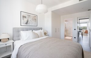 Iron/ironing board, travel cot, free WiFi, bed sheets - El Mirador – Contemporary 2-Bedroom Apartment with Views to Africa (Estepona)