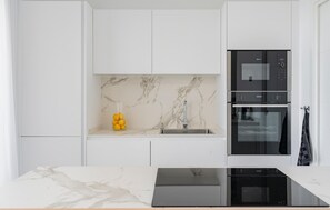 Fridge, microwave, oven, stovetop - El Mirador – Contemporary 2-Bedroom Apartment with Views to Africa (Estepona)